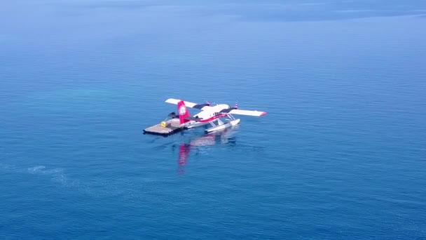 Aereo drone turismo della costa tropicale viaggio in spiaggia da acqua blu con sfondo di sabbia bianca — Video Stock