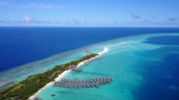 Luftaufnahme von Meeresblick Strand Lifestyle von blauem Meer und weißem Sand Hintergrund — Stockvideo