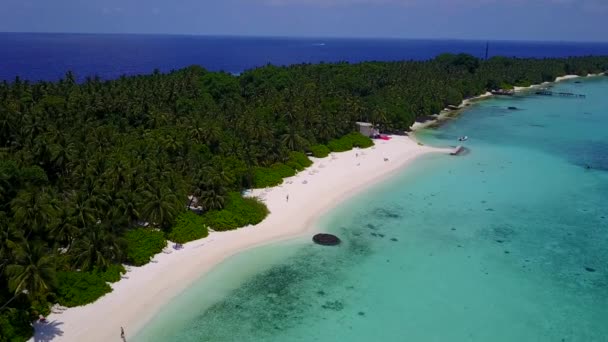 Luftpanorama einer idyllischen Strandtour an der Küste durch flaches Wasser und weißen Sandhintergrund — Stockvideo