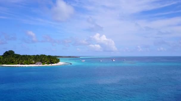 Aereo drone paesaggio di esotico viaggio turistico spiaggia dal mare blu con sfondo di sabbia bianca — Video Stock