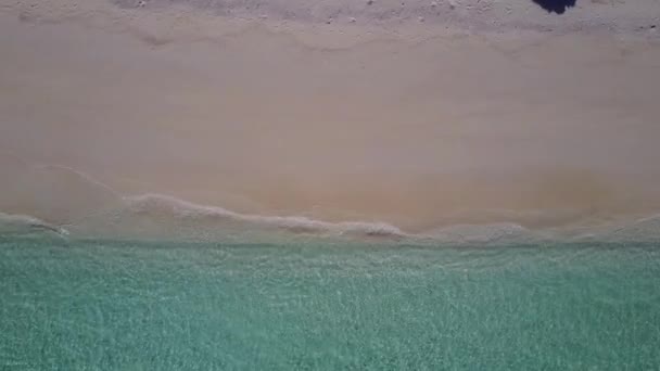 Drone aérien paysage marin de station tropicale plage voyage par mer bleue avec fond sablonneux blanc — Video