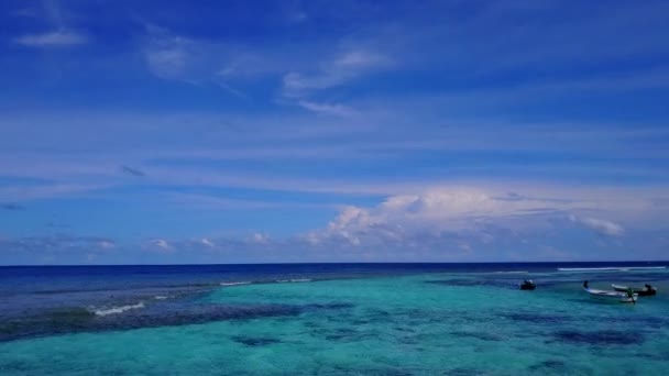 Marinha aérea de bela viagem de praia turística por mar transparente com fundo arenoso branco — Vídeo de Stock