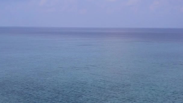Εναέρια αφηρημένη χαλαρωτική τουριστική παραλία του χρόνου από ρηχό ωκεανό με λευκό φόντο άμμο — Αρχείο Βίντεο
