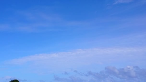 青いラグーンと白い砂の背景による完璧なベイビーチの冒険の空中ビュー抽象 — ストック動画