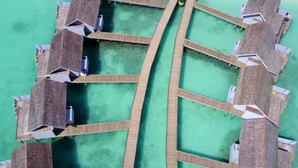 Drohne Luftbild des Paradieses Küste Strand Reise durch blaues Meer mit weißem Sand Hintergrund — Stockvideo