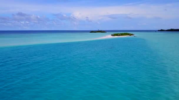 Vista aérea abstracta de vacaciones perfectas en la playa junto al agua azul y el fondo arenoso brillante — Vídeos de Stock