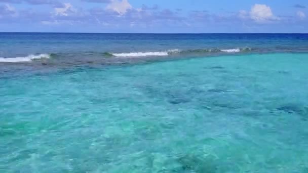Drone kilátás természet egzotikus tengerre kilátás strand nyaralás türkiz óceán és fehér homok háttér — Stock videók