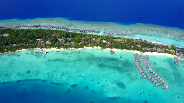 Drone vista paisaje marino de idílica aventura de playa de bahía por laguna azul aqua con fondo de arena blanca — Vídeo de stock