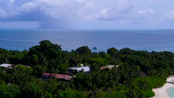 Panorama dronelor aeriene a călătoriei relaxante pe plajă de mare mică adâncime și fundal de nisip alb — Videoclip de stoc
