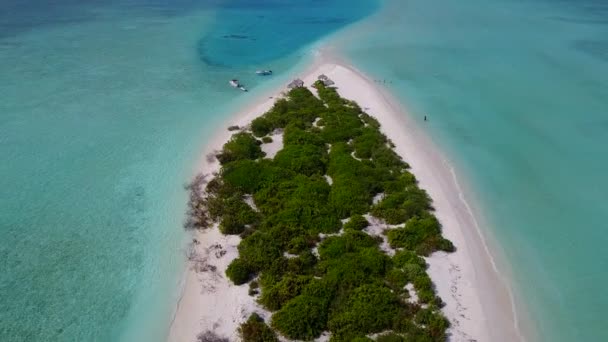 청록색 바다를 깨끗 한 모래 배경으로 하여 목가적 인 만의 생활 방식을 보여 주는 드론 — 비디오