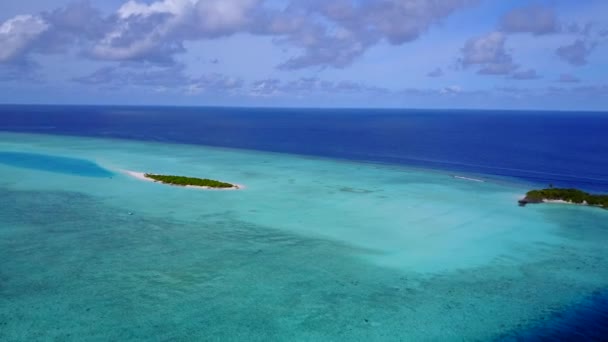 白い砂浜の背景と青い水でエキゾチックな海岸線の休日の空中ドローン抽象 — ストック動画