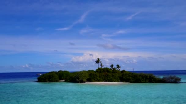 白い砂の背景を持つ透明な水で完璧な島のビーチの休暇のドローン風景 — ストック動画