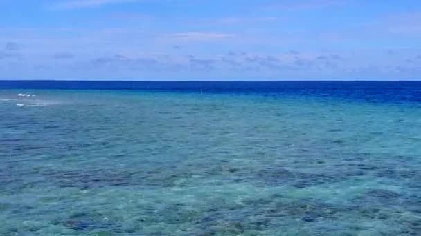 白沙背景水蓝色泻湖热带泻湖海滩之旅的空中旅游 — 图库视频影像