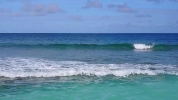 Воздушная абстракция идиллического пляжного отдыха на побережье с прозрачным океаном и белым песком на фоне — стоковое видео