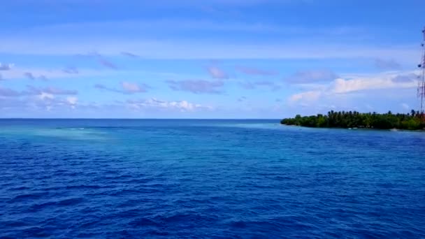 Sakin tatil beldesinin sığ su ve beyaz kumlu arka plan üzerindeki hava dokusu — Stok video