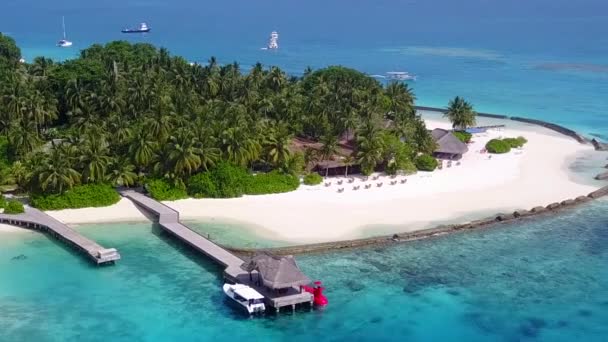 Vista aerea natura del paradiso costa spiaggia viaggio dall'oceano trasparente con sfondo di sabbia bianca — Video Stock