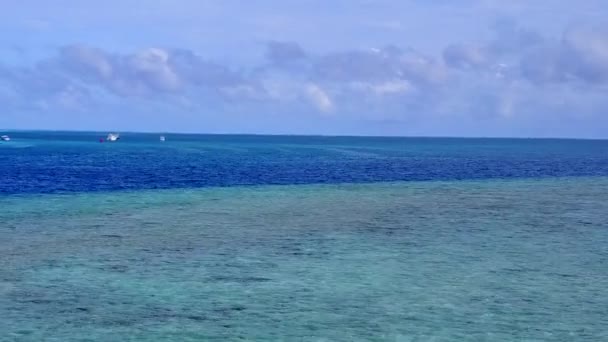 Naturaleza aérea del resort de lujo vacaciones en la playa por el agua azul con fondo de arena brillante — Vídeos de Stock