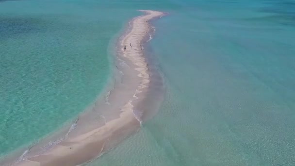 Pemandangan udara perjalanan wisata sempurna pantai liar dengan laut dangkal dengan latar belakang pasir putih — Stok Video