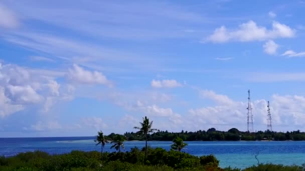 Turkuaz su ve beyaz kum arka planıyla sakin ada plaj tatilinin havadan manzarası — Stok video