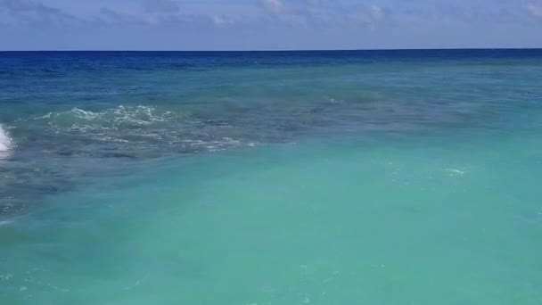 Drone view tourism of perfect tourist beach ταξίδι με γαλάζια θάλασσα και λευκή άμμο φόντο — Αρχείο Βίντεο