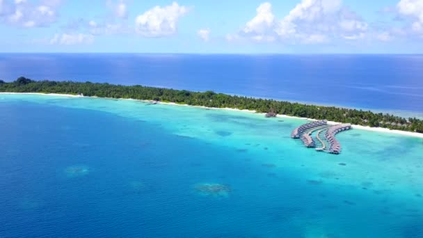 Scenario aereo di idilliaca spiaggia costiera viaggio da laguna verde blu con sfondo di sabbia bianca — Video Stock