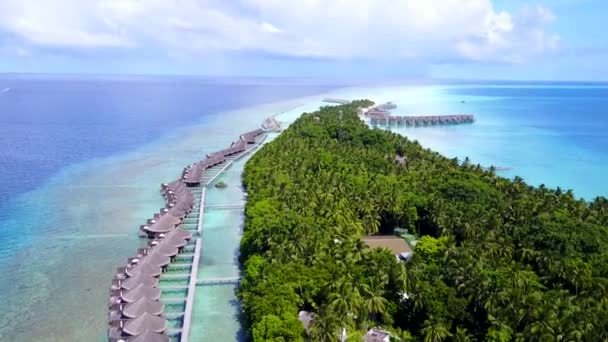 Luchtfoto drone hemel van idyllische kustlijn strand reis door heldere zee en schone zandachtergrond — Stockvideo