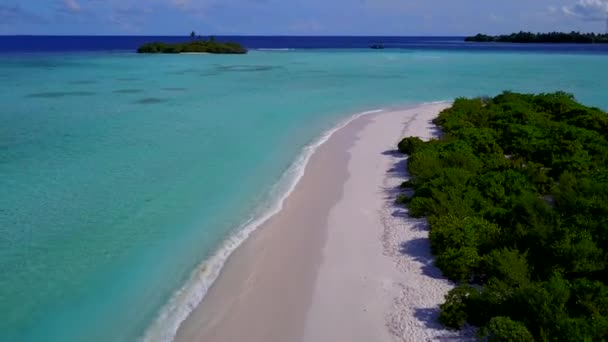 Drohnen-Landschaft von schönen touristischen Strand Reise durch die blaue Lagune und weißen Sandhintergrund — Stockvideo