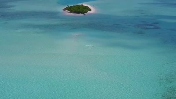 Letecký drone krajina idylické turistické pláže dobrodružství podle modré zelené laguny a bílého písku pozadí — Stock video