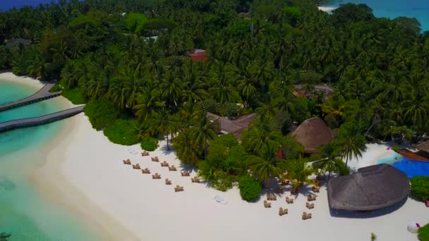 Légi táj paradicsomi üdülőhely tengerparti nyaralás vízi kék óceán és fehér homok háttér — Stock videók