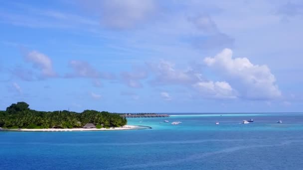 Drone astratto di tranquilla pausa spiaggia turistica da acqua blu e sfondo di sabbia bianca — Video Stock