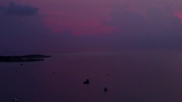 공중에서 찍은 열대 바다의 자연 경관: 하얀 모래사장이 있는 푸른 바다가 해변의 휴일을 보여준다 — 비디오