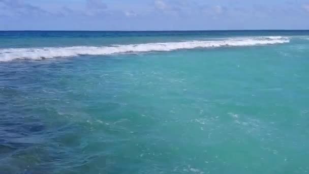 Textura aérea del viaje de playa de costa exótica por laguna azul aguamarina con fondo de arena blanca — Vídeo de stock