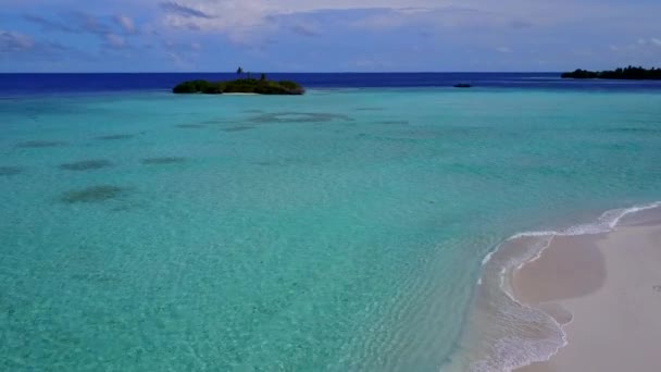 Paisaje aéreo de drones de costa tropical estilo de vida de playa por agua azul con fondo de arena blanca — Vídeo de stock