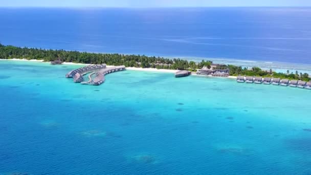 Drone seascape de viagem de praia turística tropical por água azul verde com fundo arenoso branco — Vídeo de Stock