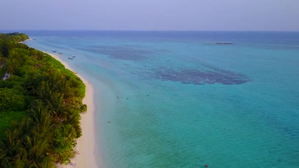 Drone panorama aereo di tranquilla spiaggia baia tempo da acqua blu mare con sfondo di sabbia bianca — Video Stock
