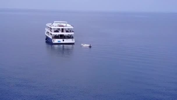 Natura aerea di tranquilla vacanza al mare in riva al mare da acqua blu e sfondo di sabbia bianca — Video Stock