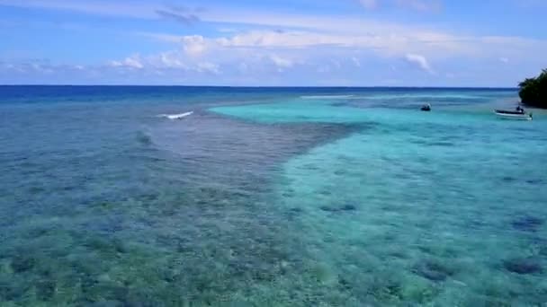 Drone aéreo natureza de mar perfeito vista praia férias por lagoa azul-turquesa com fundo de areia branca — Vídeo de Stock