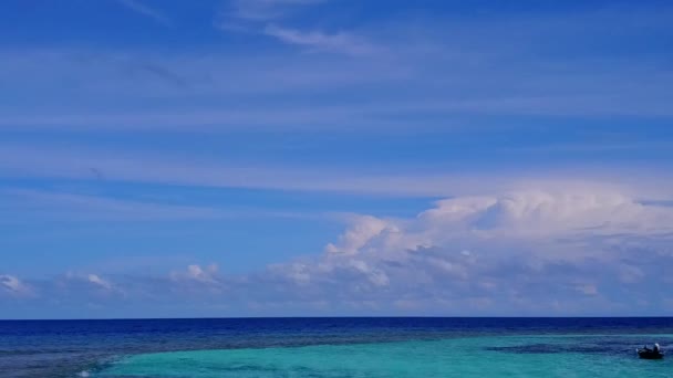蓝水蓝沙背景田园诗海滨探险的空中无人旅游 — 图库视频影像