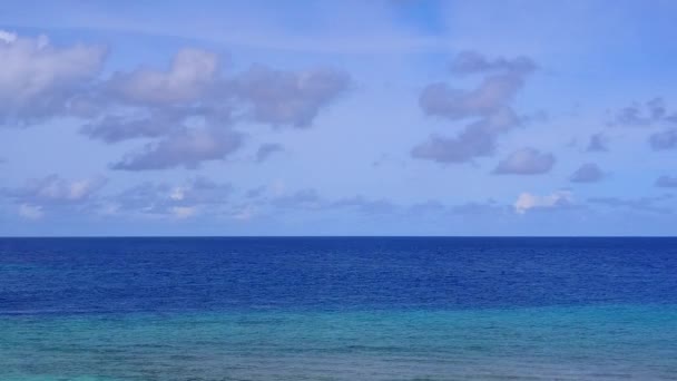 Drone τοπίο της όμορφης ακτής διάλειμμα παραλία από μπλε ωκεανό και λευκό αμμώδη φόντο — Αρχείο Βίντεο