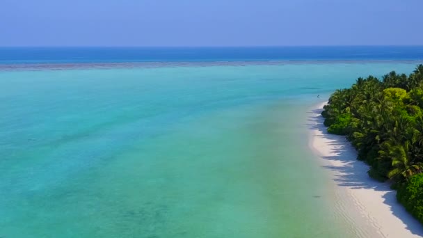 Textura aérea de vacaciones perfectas en la playa junto al mar azul con fondo de arena blanca — Vídeo de stock