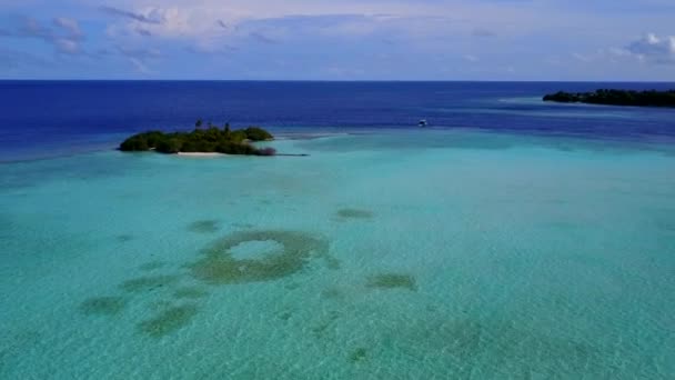 Panorama aéreo de drones de vacaciones tranquilas en la playa junto al mar poco profundo y el fondo de arena blanca — Vídeos de Stock