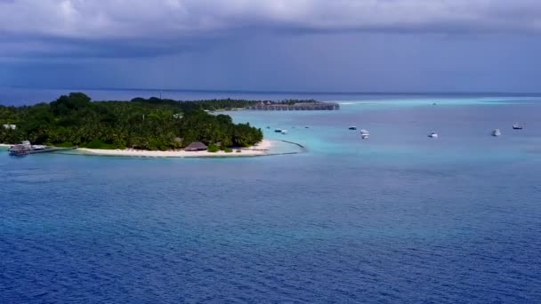 Drone panorama aereo di bella spiaggia in riva al mare viaggio da acqua limpida e sfondo di sabbia bianca — Video Stock