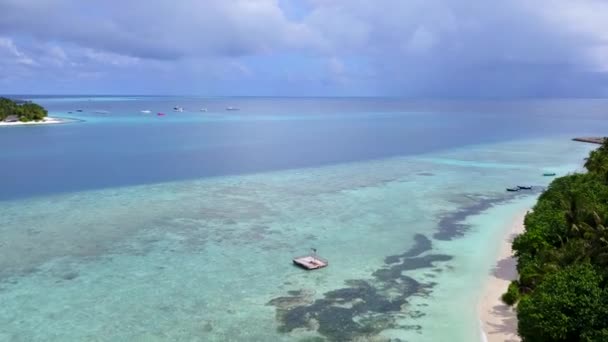 透明度の高い海ときれいな砂の背景によるエキゾチックな海岸のビーチブレイクの空中ドローンパノラマ — ストック動画