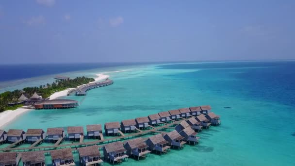 Drone vista paesaggio di paradiso isola spiaggia stile di vita dal mare limpido e sfondo sabbioso luminoso — Video Stock
