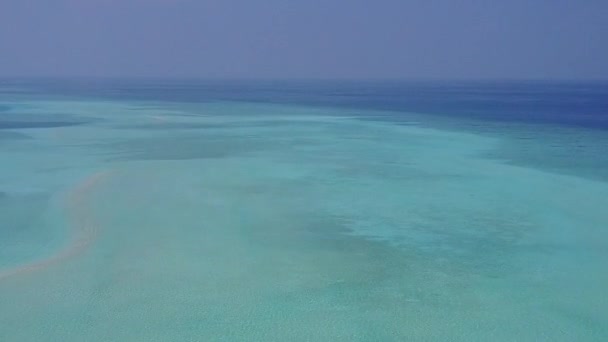 Drone vista panoramica di idilliaco stile di vita spiaggia turistica dal mare blu e sfondo di sabbia bianca — Video Stock