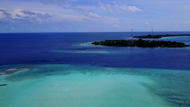 Пляжный отдых в тропической лагуне на беспилотнике с прозрачной водой и белым песком на фоне — стоковое видео