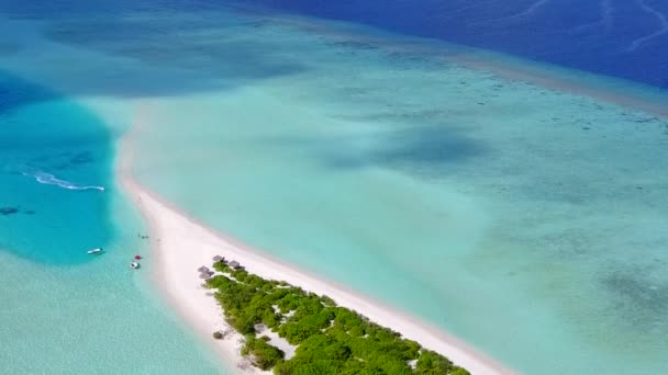 Lotnicze dron podróży idylliczny widok na morze plaża podróż przez błękitne morze i jasny piasek tło — Wideo stockowe