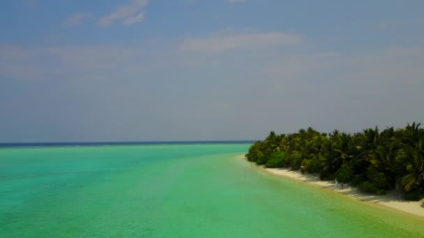 Luchtvaart drone toerisme van ontspannende resort strand vakantie aan het blauwe water met wit zand achtergrond — Stockvideo