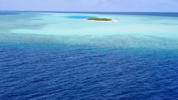 Viaje aéreo en avión no tripulado de un viaje perfecto por la playa junto a la laguna azul con fondo de arena blanca — Vídeos de Stock