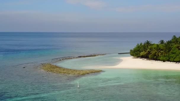 Aereo drone paesaggio di perfetto viaggio spiaggia isola da laguna blu e sfondo di sabbia bianca — Video Stock